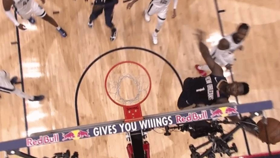 摸到篮板上沿有多难?NBA这么多年仅一人做到,过程相当暴力! NBA聚集全世界打篮球最强的几百名球