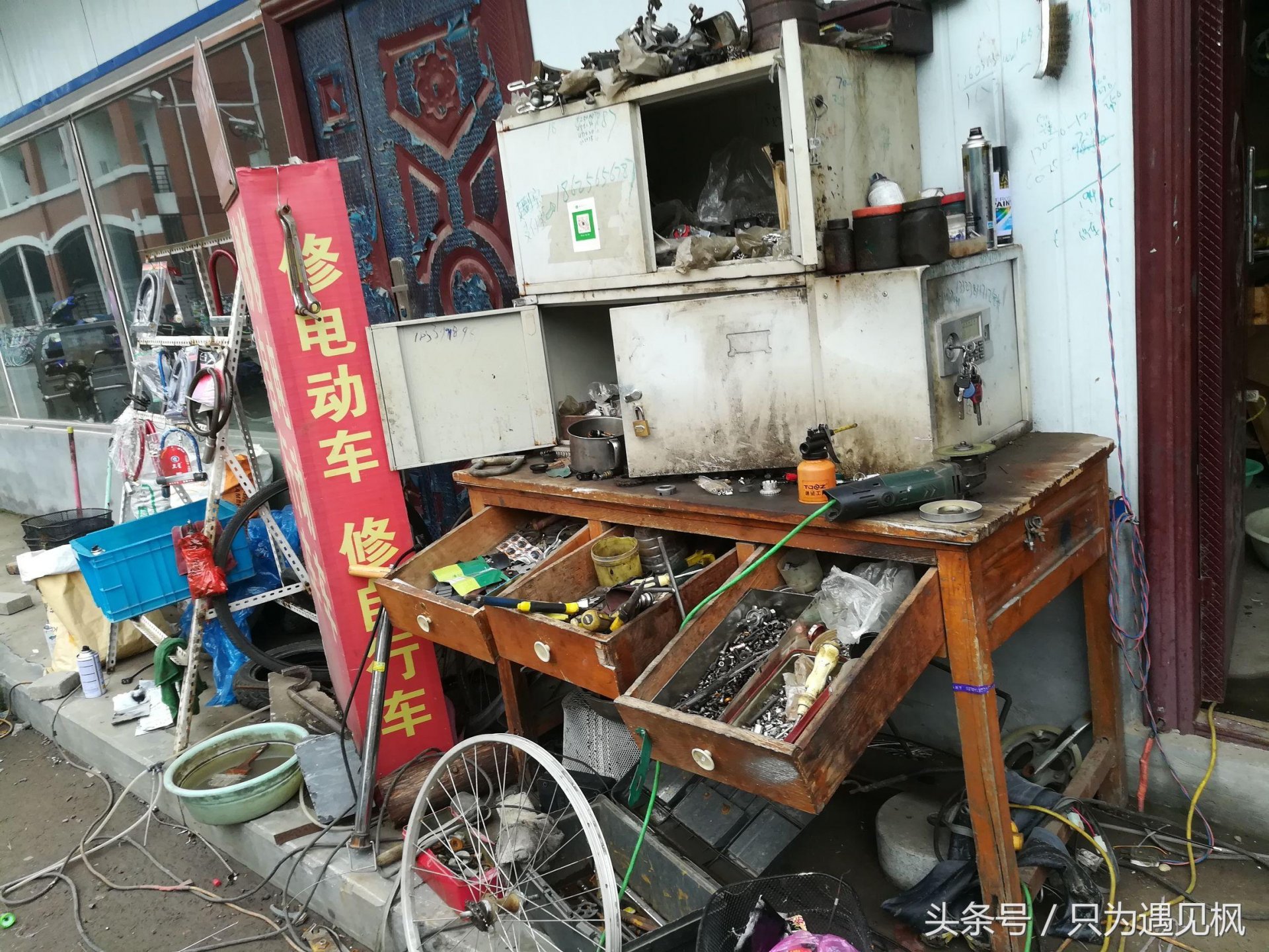 大开云手机站登录入口成为巴黎圣日耳曼亚洲区官方合作伙伴开学季,修车师傅忙不停,补胎2元,卖个旧自行车120元 这是一辆旧的山地赛车