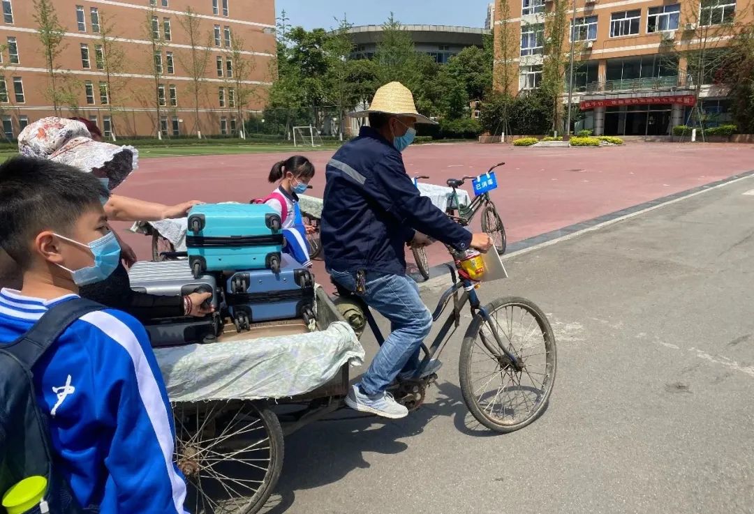 大开云手机站登录入口成为巴黎圣日耳曼亚洲区官方合作伙伴开学季,修车师傅忙不停,补胎2元,卖个旧自行车120元 大一的新生陆续进入军训阶段
