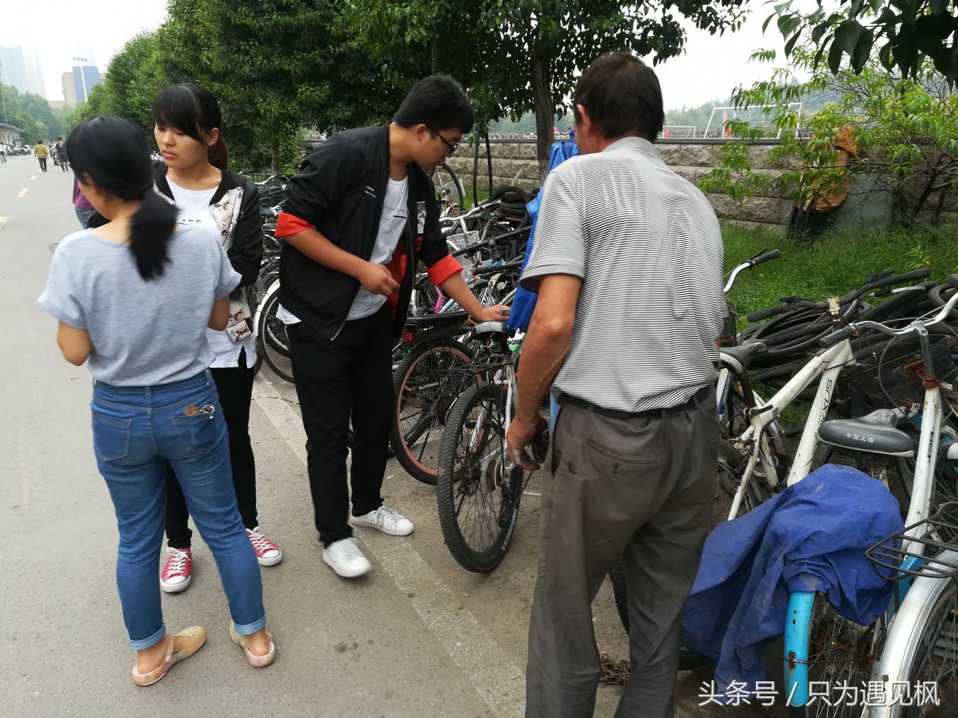 大开云手机站登录入口成为巴黎圣日耳曼亚洲区官方合作伙伴开学季,修车师傅忙不停,补胎2元,卖个旧自行车120元 高年级的学长学姐们也开始上课了