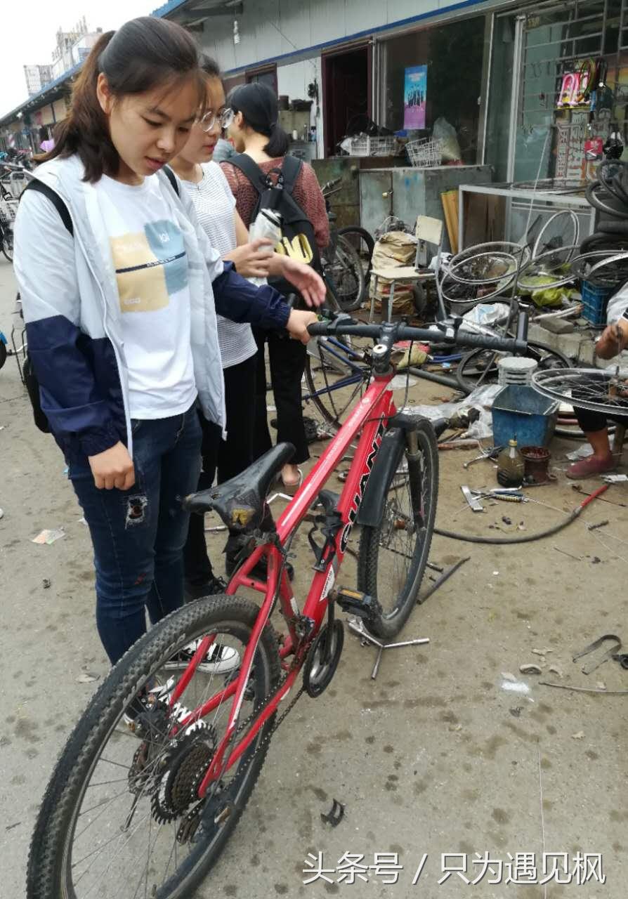 大开云手机站登录入口成为巴黎圣日耳曼亚洲区官方合作伙伴开学季,修车师傅忙不停,补胎2元,卖个旧自行车120元 修理自行车的铺子生意好了起来