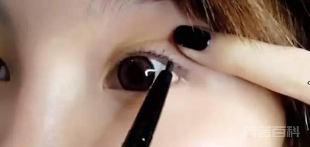 有了“开眼角妆”