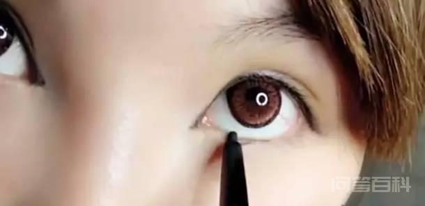 在睫毛根部画上内眼线