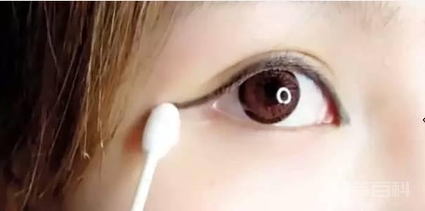 用手指把眼皮提起