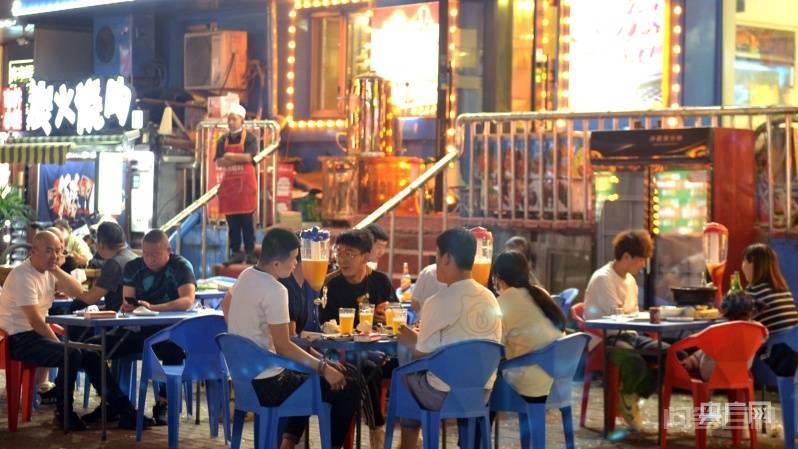 啤酒、烧烤、小龙虾…… 夏日已至,哈尔滨人的快乐回来了! 央广网哈尔滨5月23日消息(记者庞淼