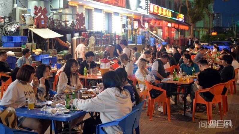 啤酒、烧烤、小龙虾…… 夏日已至,哈尔滨人的快乐回来了! 一边撸着串