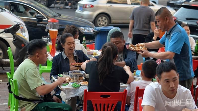 啤酒、烧烤、小龙虾…… 夏日已至,哈尔滨人的快乐回来了! 大概就是“约上三五好友