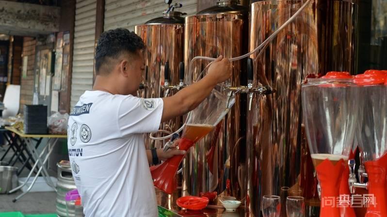 啤酒、烧烤、小龙虾…… 夏日已至,哈尔滨人的快乐回来了! 一边喝啤酒”
