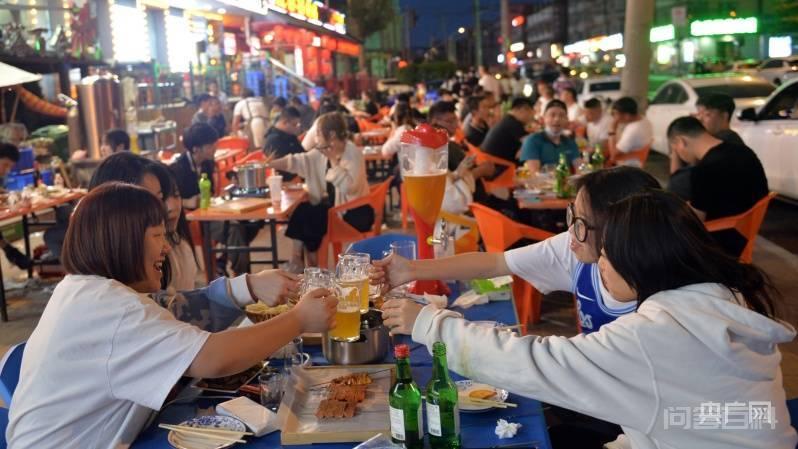 啤酒、烧烤、小龙虾…… 夏日已至,哈尔滨人的快乐回来了! 晚风吹拂