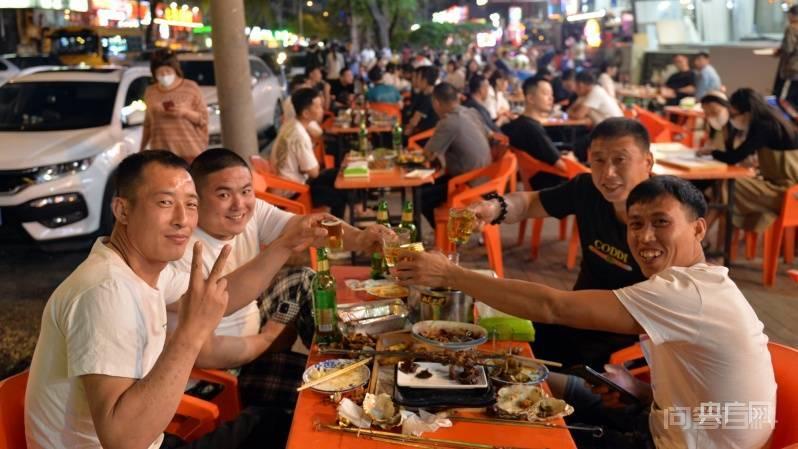 啤酒、烧烤、小龙虾…… 夏日已至,哈尔滨人的快乐回来了! 快乐总与夏日有关