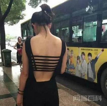 爆笑GIF图:第一次吃,这种蛋糕怎么吃,谁知道正确的吃法? 第一次吃