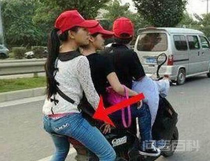 爆笑GIF图:第一次吃,这种蛋糕怎么吃,谁知道正确的吃法? 这种蛋糕怎么吃
