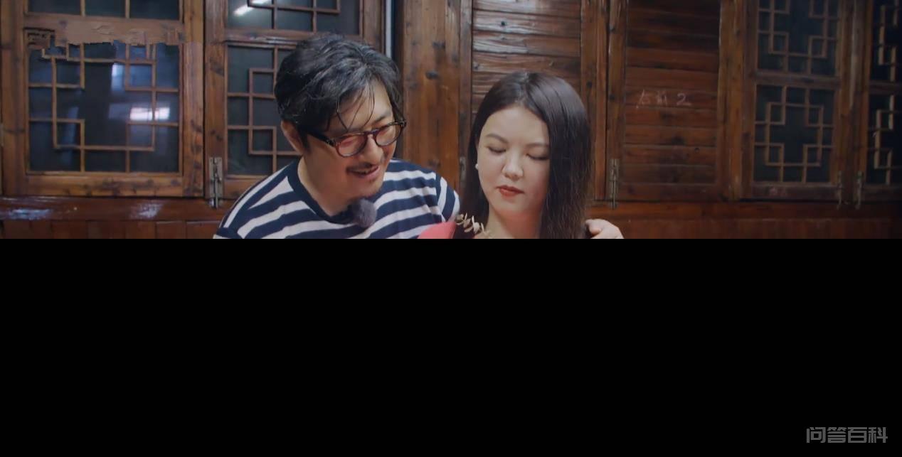 王岳伦送一生一世玫瑰花,烟花雨下拥吻,李湘落泪自省忽略了老公 一向“老实巴交”的王岳伦玩起浪漫来