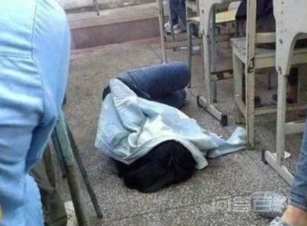 帮她买了早餐放桌子上
