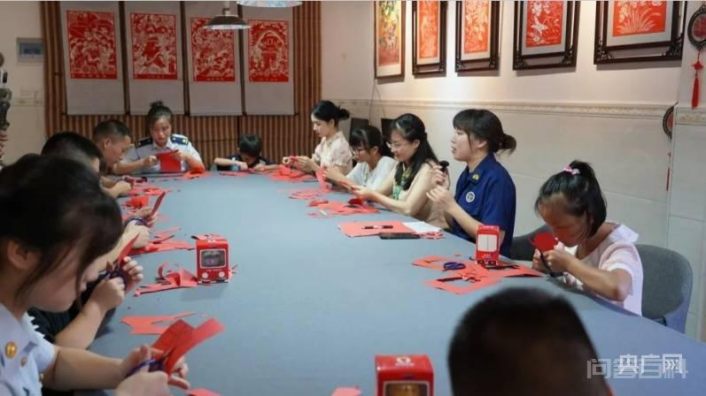 湖南邵阳:非遗传承人用剪纸剪出“消防超人” 央广网邵阳8月3日消息 “我把消防员