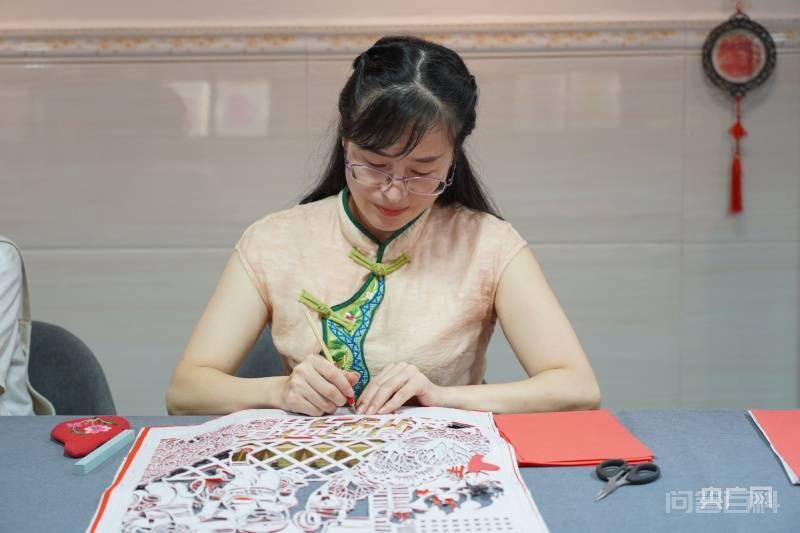 湖南邵阳:非遗传承人用剪纸剪出“消防超人” 在我心里消防员就像天降奇兵一样