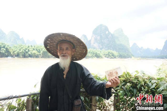 桂林漓江上的渔民模特 图为在桂林市阳朔县兴坪镇二十元人民币