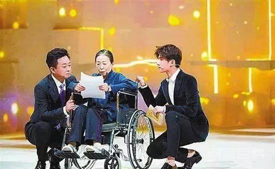 对照阅读主题曲似乎已经成为节目的标配