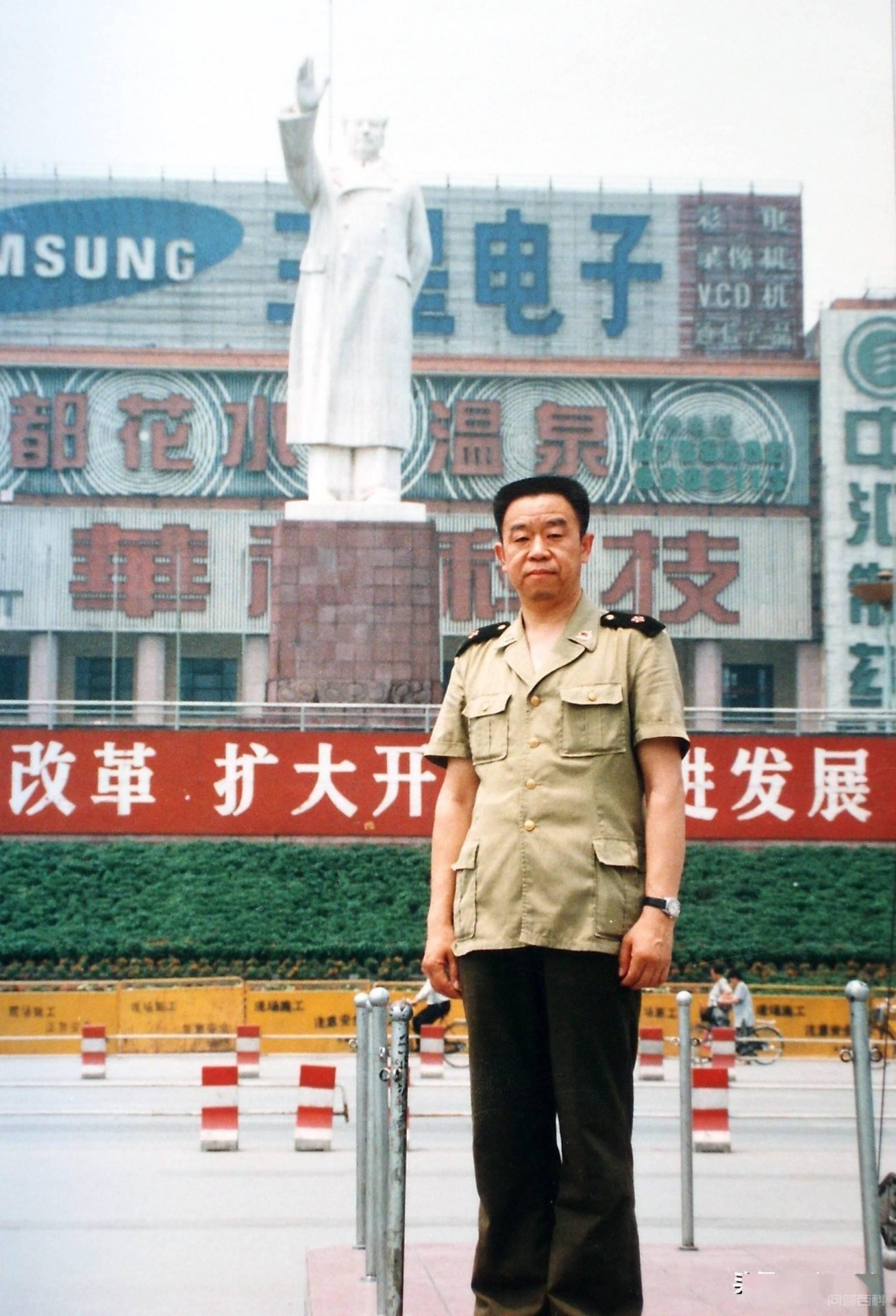 怎样理解:天行健,君子以自强不息;地势坤,君子以厚德载物 君子以自强不息