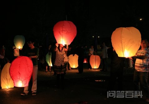 放飞孔明灯就代表着放飞了人们祈求幸福