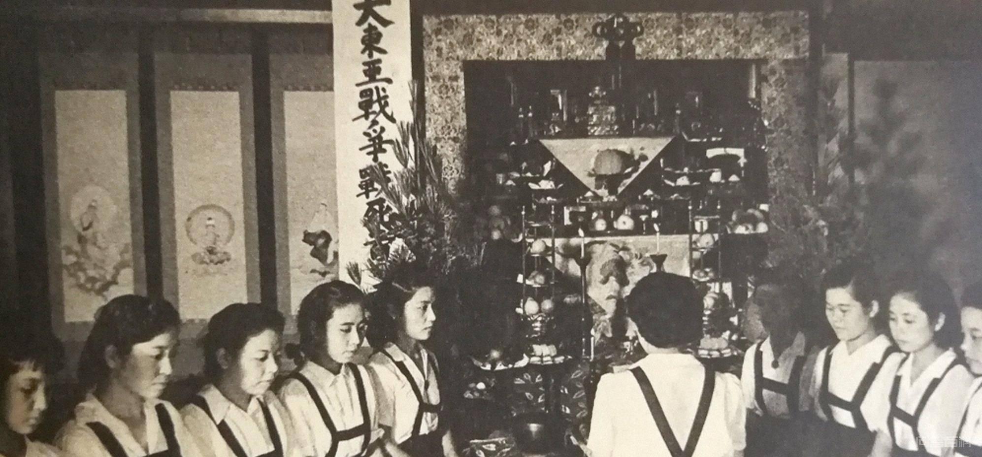 侵华日军设立的慰安所老照片:日军排着长队,图六是检查工具 战争会破坏原有的社会秩序以及人心里的