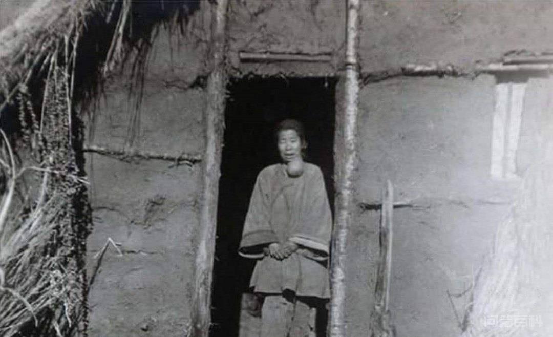 侵华日军设立的慰安所老照片:日军排着长队,图六是检查工具 对照阅读为了满足自己邪恶的欲望
