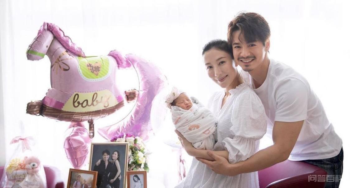 罗仲谦杨怡双双改名,网友:绕口又难记,罗仲谦解释为了家人健康 罗仲谦在社交平台上放出了一张一家三口