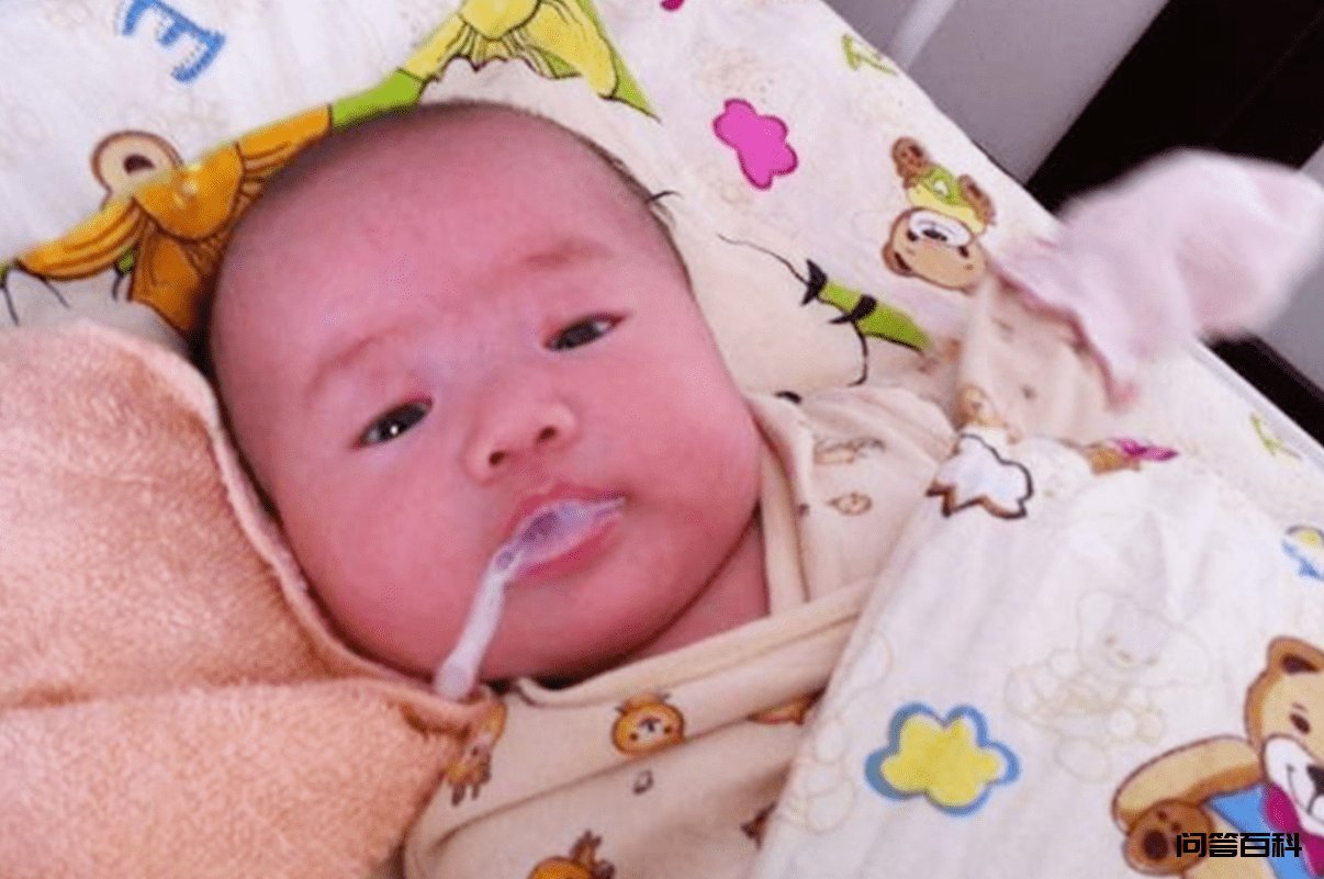 医生拿个听诊器听了一下孩子的胸部