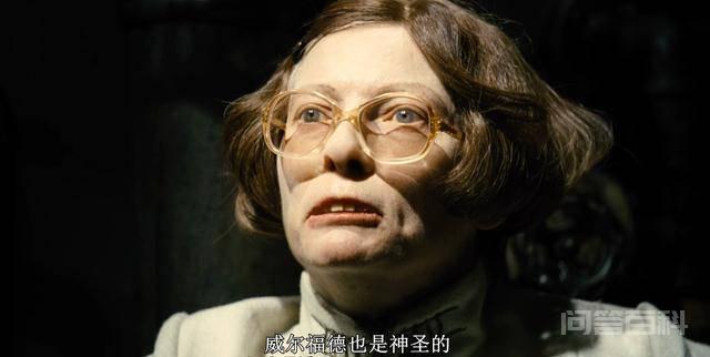 剧版的开头简单而粗暴
