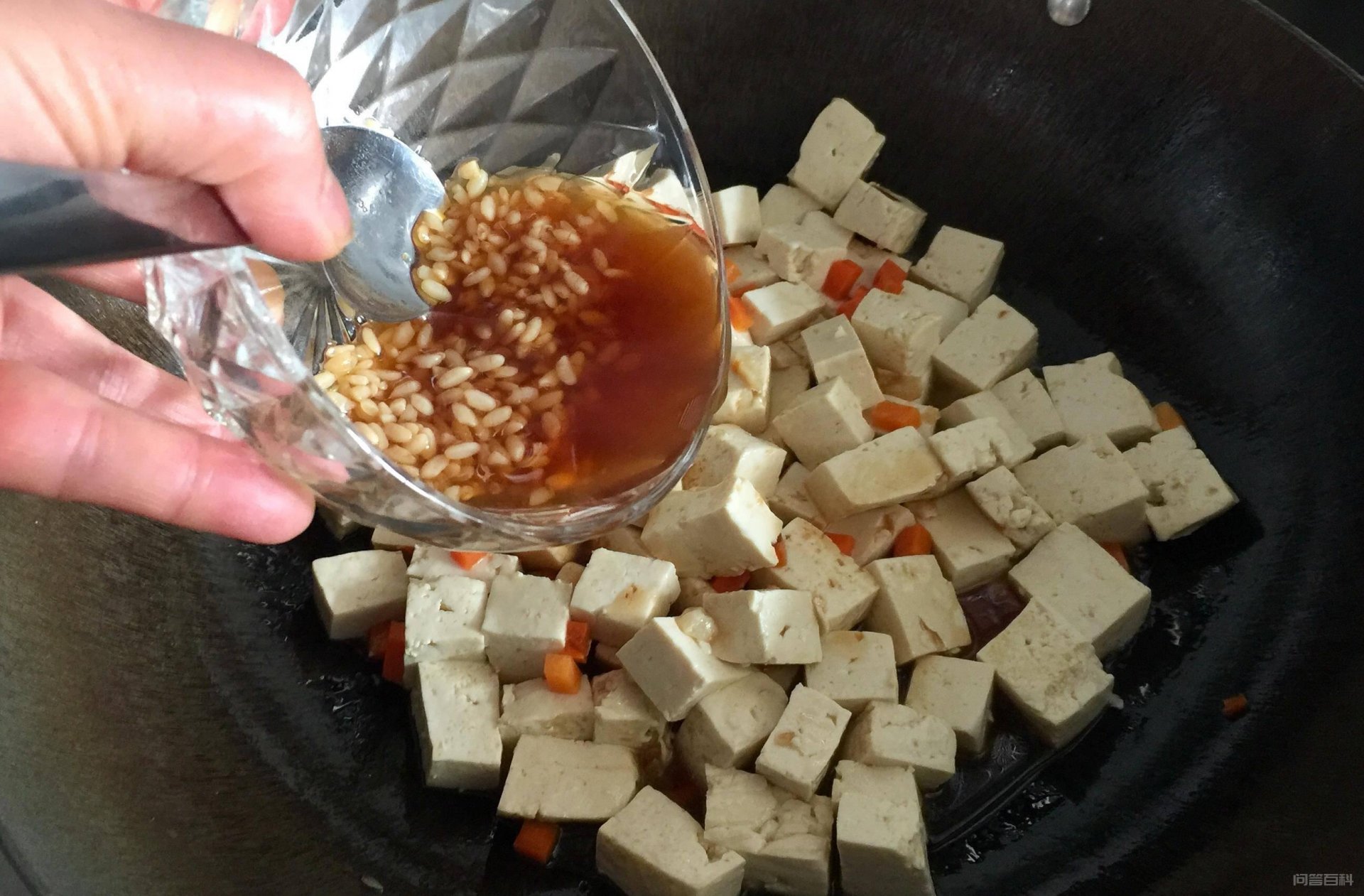 初春荠菜二 -荠菜烧豆腐 胡萝卜2片