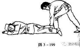 敌突然从背后用双臂环抱住我颈喉部时(