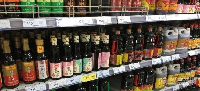 买醋时,先别看价钱贵贱,只要瓶子上有这串“符号”,都是勾兑醋 很多人地方鱼塘的鱼都漫出来