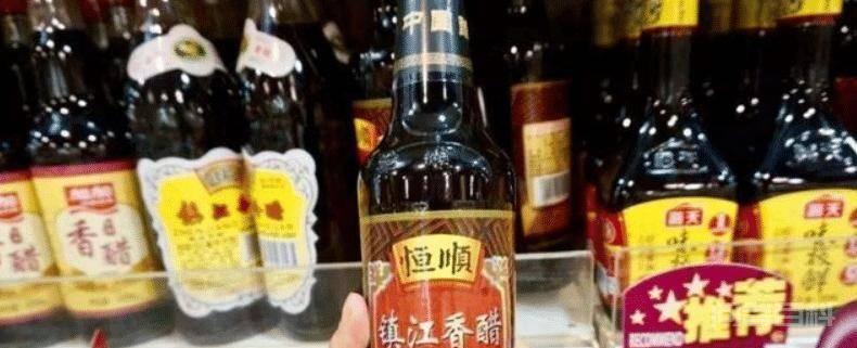 买醋时,先别看价钱贵贱,只要瓶子上有这串“符号”,都是勾兑醋 还有一些凉拌菜都需要食用醋
