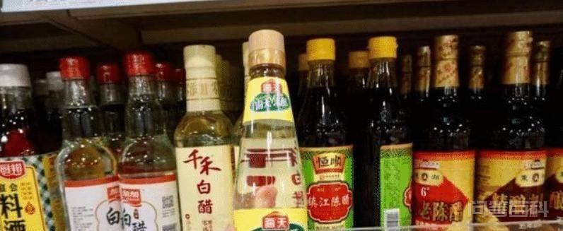 买醋时,先别看价钱贵贱,只要瓶子上有这串“符号”,都是勾兑醋 其实一道菜的好坏