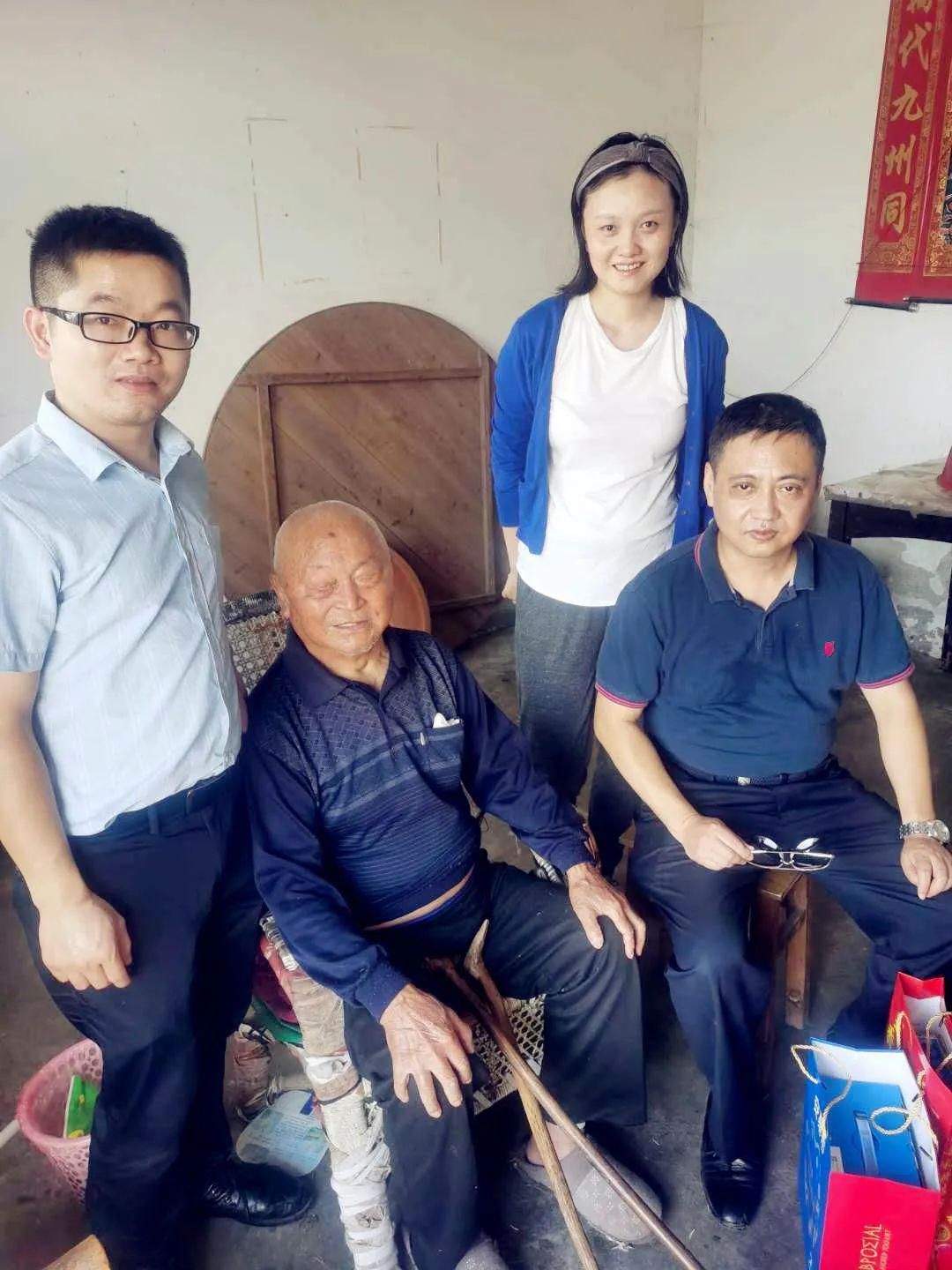 同时看望慰问守墓人蔡公公