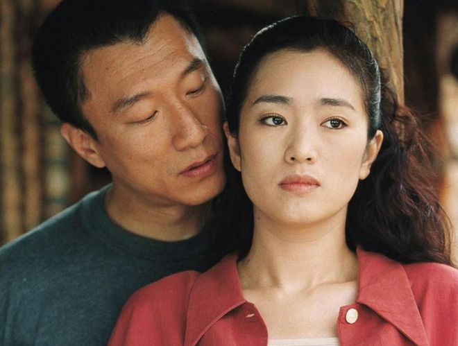 巩俐:嫁给70多岁法国老头,成为他第四任妻子,她为开云注册就送这样选择 张艺谋被巩俐与生俱来的艺术天赋所吸引