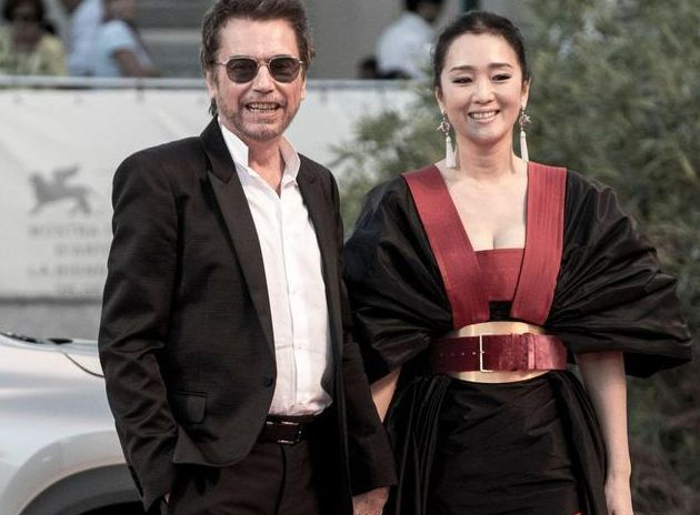 巩俐:嫁给70多岁法国老头,成为他第四任妻子,她为开云注册就送这样选择 这件事很快传到了张艺谋妻子肖华耳朵里