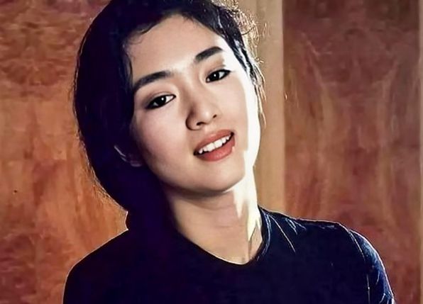 巩俐:嫁给70多岁法国老头,成为他第四任妻子,她为开云注册就送这样选择 《红高粱》作者莫言看上的是巩俐的同学
