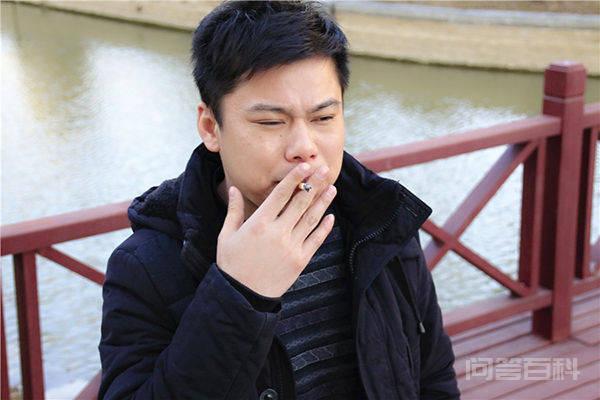 致吸烟的人:50%肺癌因吸烟而起,主动和被动吸烟,皆不可取 这三种癌症都是可以防控的