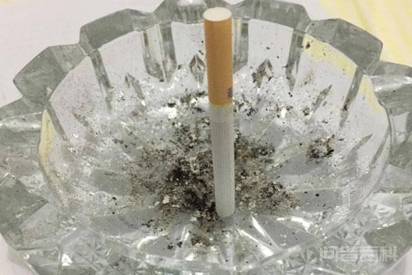 致吸烟的人:50%肺癌因吸烟而起,主动和被动吸烟,皆不可取 若是国民能提高防癌意识