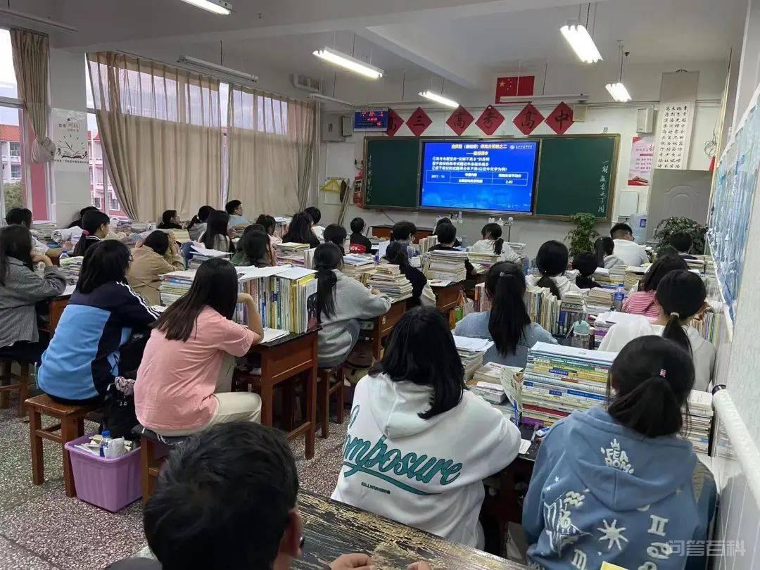 超50万师生在线观看,这场高考线上课程火了! 组织高三师生在教室统一观看