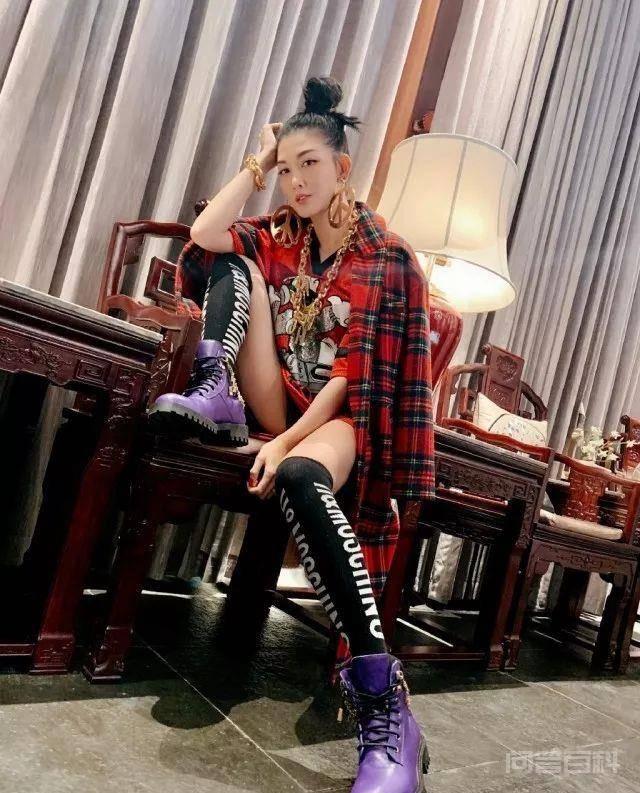 人气女星不慎发生意外踢爆脚趾:希望伤口不要再爆开 真是隔着屏幕都感到脚趾隐隐作痛