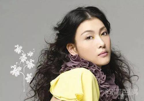 人气女星不慎发生意外踢爆脚趾:希望伤口不要再爆开 包到实一实的伤口仍然渗出一大片血迹