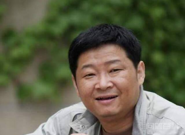 饰演太监走红,后娶小15岁模特娇妻,为儿子成农夫,今成人生赢家 还记得这首《百姓的事儿牵着走》吗