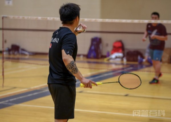 play badminton怎么读? 读法 英 [pleɪ ˈbædmɪn