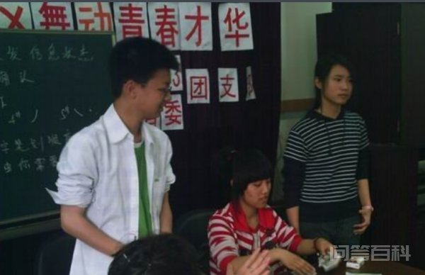 团支书是在校团委的指导下