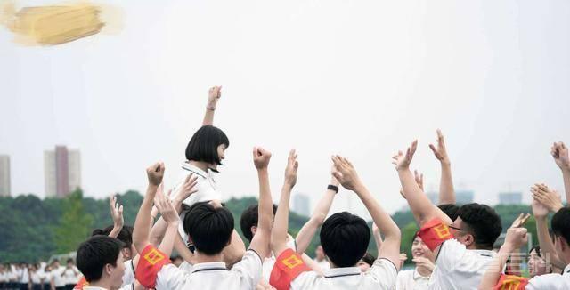 校园剧推荐《时光与你都很甜》,回忆校园时光,憧憬未来 下面睿儿将会介绍一部超甜而且充满着校