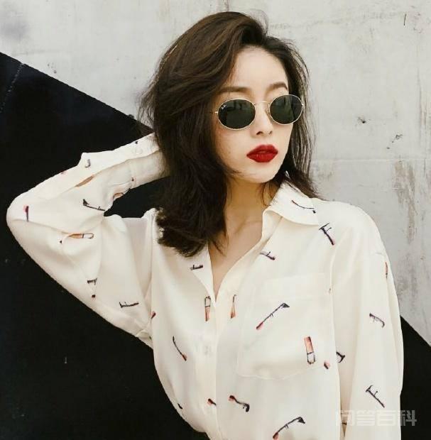 同题参见她选择的衬衫装饰着一些彩色的