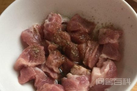 正宗四川老酥肉的做法 五花肉80克、猪里脊肉100克。