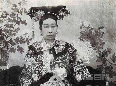 身穿华贵的满族服装